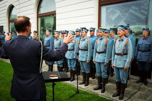 W hołdzie Błękitnej Armii-odsłonięcie tablicy pamiątkowej przed budynkiem Dowództwa Garnizonu Warszawa