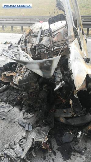 Krok od tragedii! Mężczyzna wyciągnięty z płonącego pojazdu, dzięki współdziałaniu legnickich policjantów oraz świadków wypadku