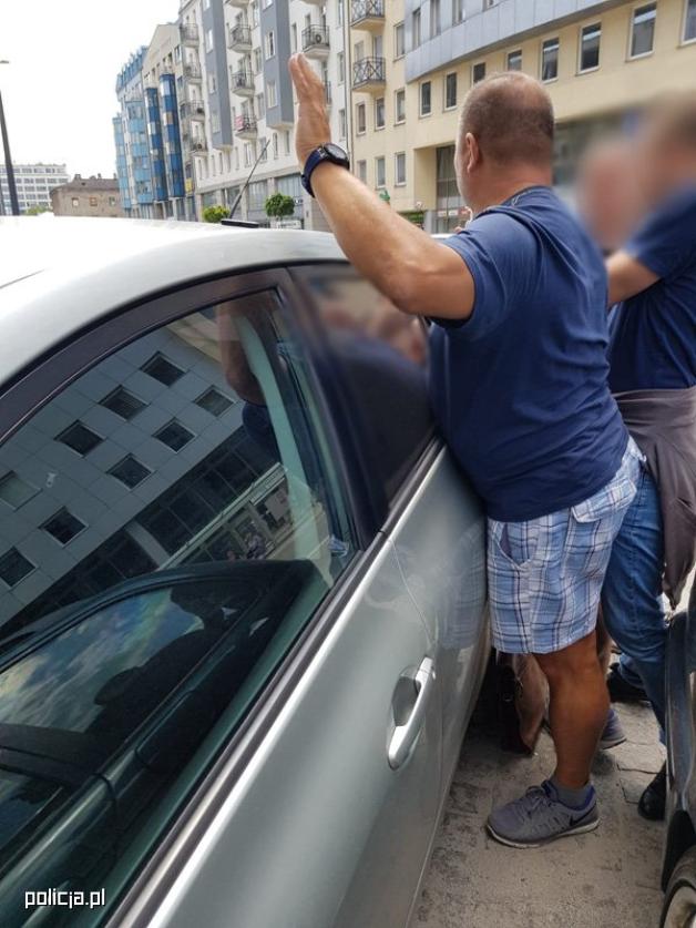Obywatele Mołdawii infekowali telefony klientów banków i kradli pieniądze z rachunków