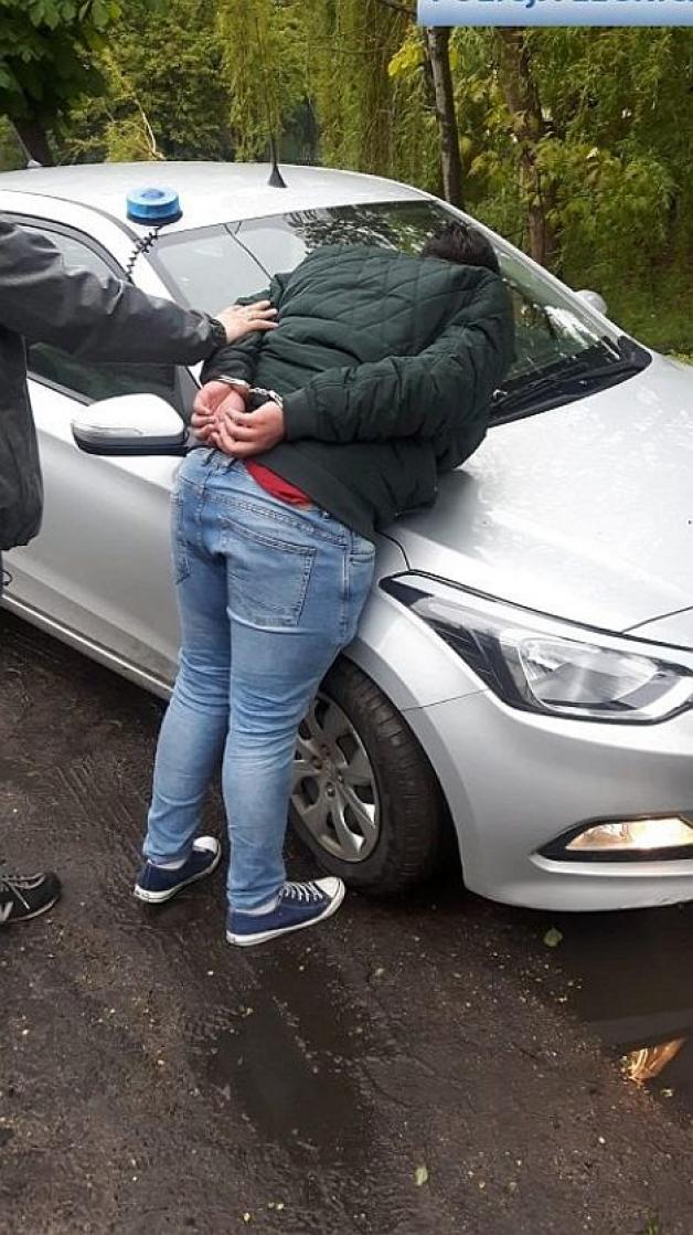 Legniccy policjanci zatrzymali oszusta podającego się za „adwokata”, który próbował wyłudzić pieniądze od seniora