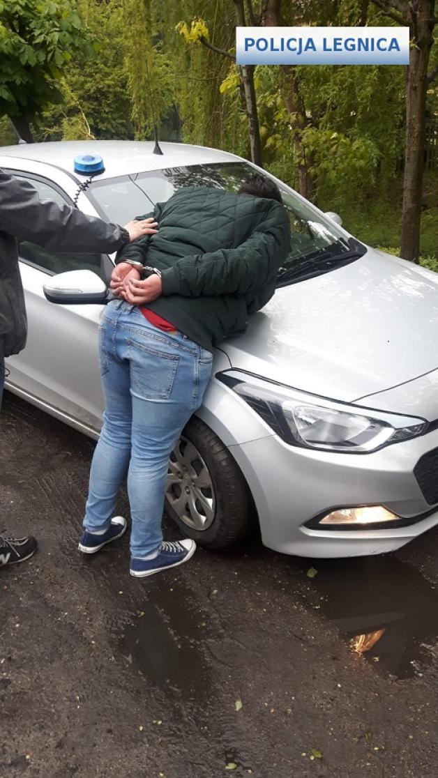 [VIDEO] Legniccy policjanci zatrzymali oszusta podającego się za „adwokata”, który próbował wyłudzić pieniądze od seniora