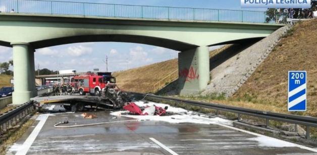 Krok od tragedii! Mężczyzna wyciągnięty z płonącego pojazdu, dzięki współdziałaniu legnickich policjantów oraz świadków wypadku