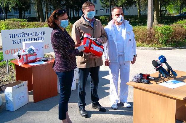 Polska przekazała sprzęt do walki z koronawirusem szpitalowi we Lwowie