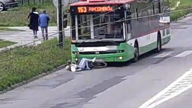 [VIDEO] Wjechała na przejście wprost pod trolejbus!